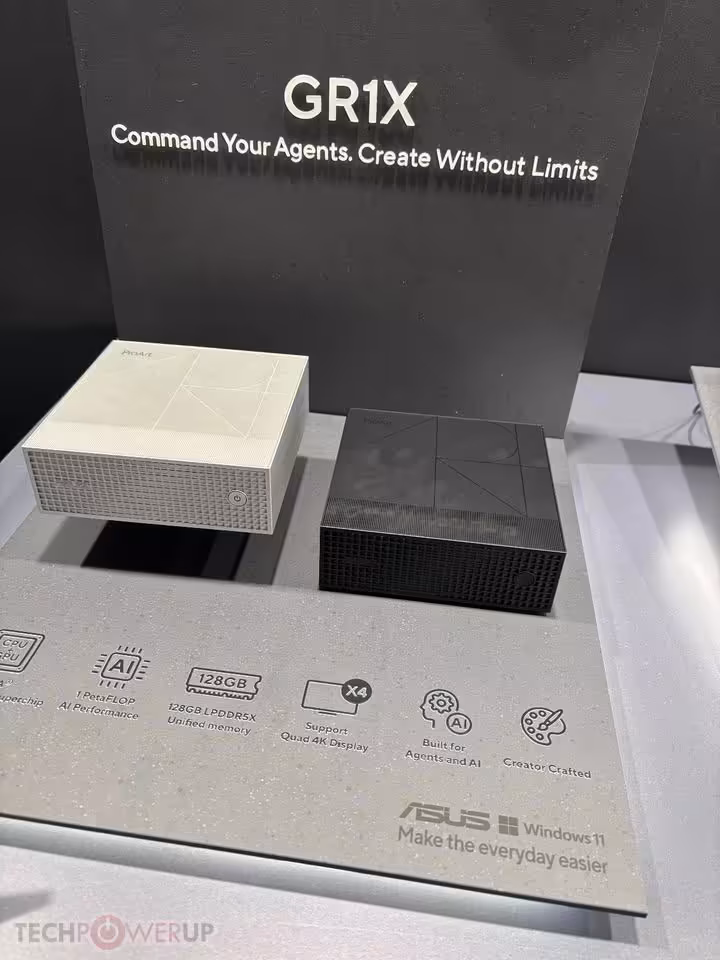 RTX Spark : ASUS expose à l’IFA 2026 des mini PC et ProArt jusqu’à 128 Go 7 Deux mini PC ASUS GR1X ProArt, modèles blanc et noir, sur stand de démonstration