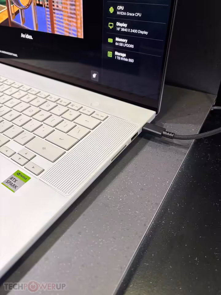 RTX Spark : ASUS expose à l’IFA 2026 des mini PC et ProArt jusqu’à 128 Go 10 Gros plan sur un laptop ASUS ProArt blanc, clavier et pavé tactile, avec câble branché