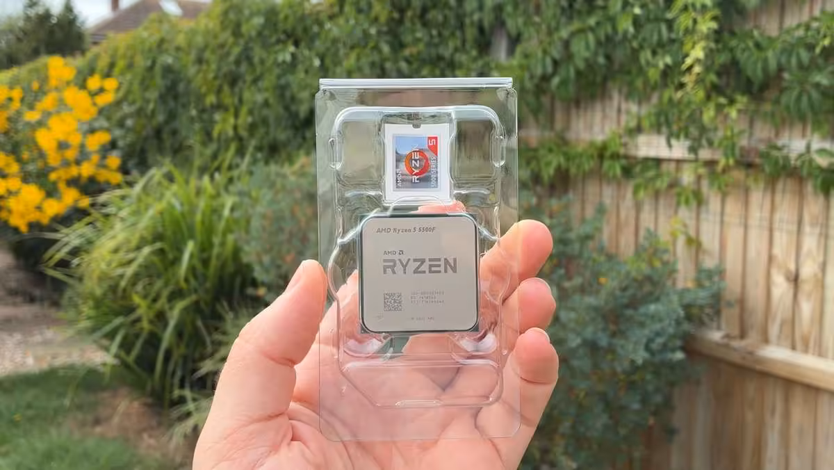 Ryzen 5 5500F : jusqu’à 16 % de mieux en jeu que le Ryzen 5 5500 sur AM4 2 Processeur AMD Ryzen dans son emballage plastique transparent, tenu à la main, avec gravure visible du CPU