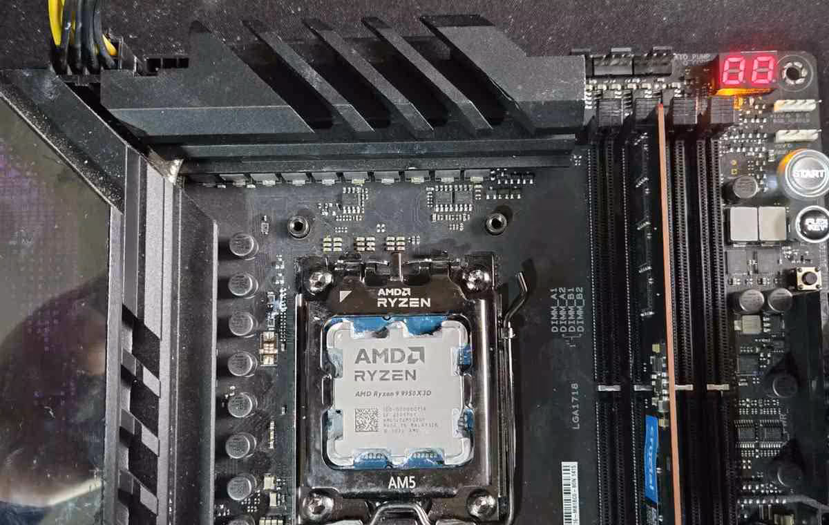 Processeur AMD Ryzen sur carte mère AM5, socket ouvert avec CPU installé