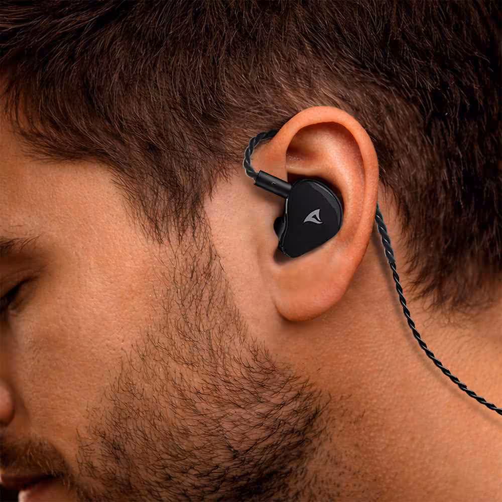 Sharkoon Stealthbite IEM : des écouteurs gaming hybrides avec DAC à 39,90 euros 5 Écouteur Sharkoon StealthBite porté à l’oreille d’un utilisateur, vue rapprochée