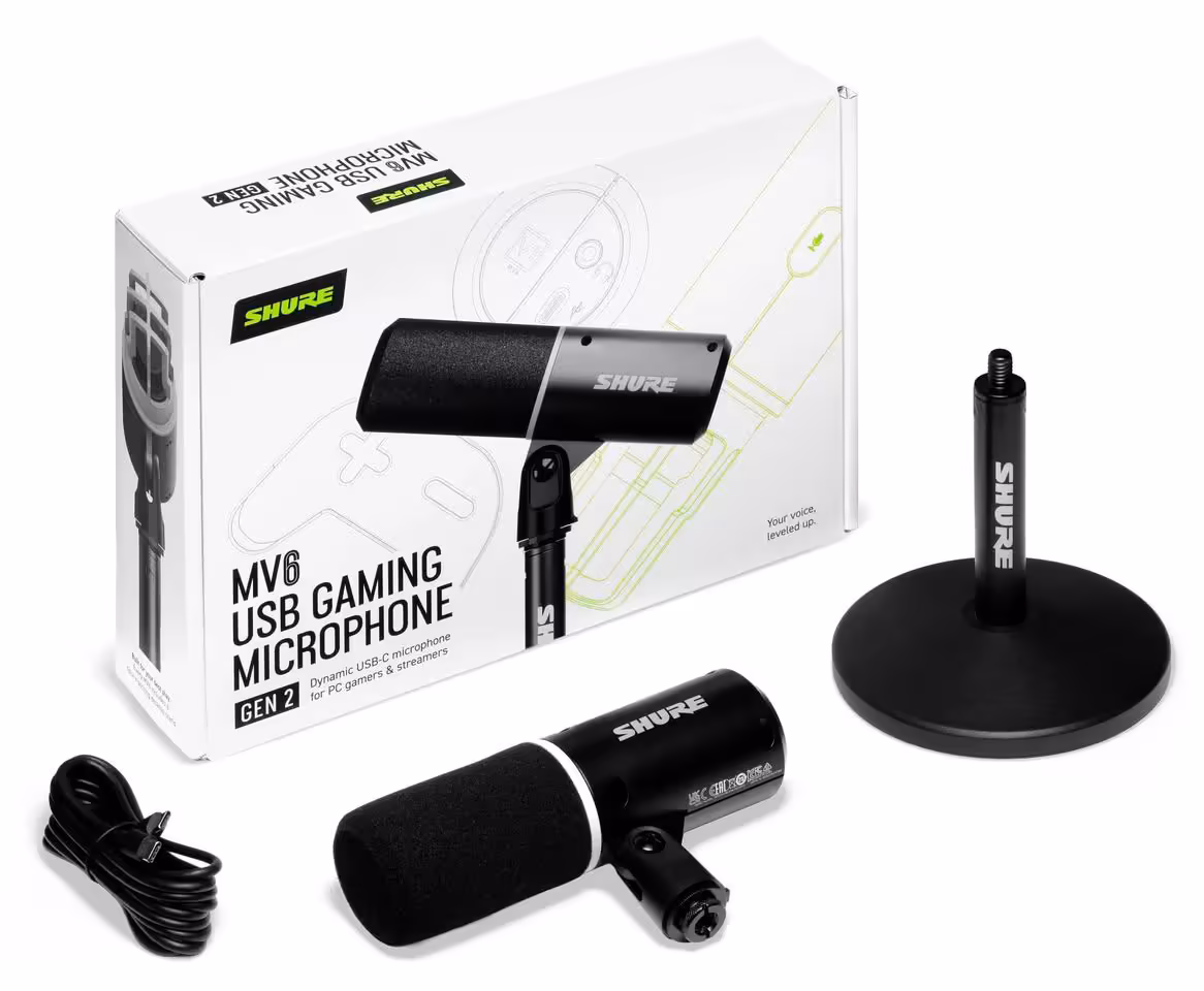 Shure MV6 Gen 2 : le microphone USB affine automatiquement voix et bruits parasites 3 Microphone USB Shure MV6 Gen 2 noir, socle, câble et emballage sur fond blanc