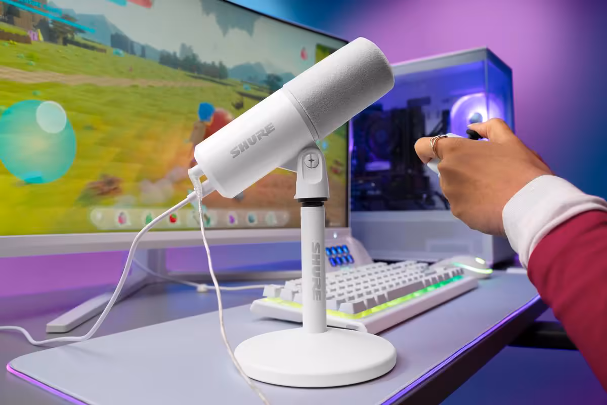Shure MV6 Gen 2 : le microphone USB affine automatiquement voix et bruits parasites 2 Microphone USB Shure MV6 Gen 2 blanc sur bureau gaming, devant écran et PC RGB