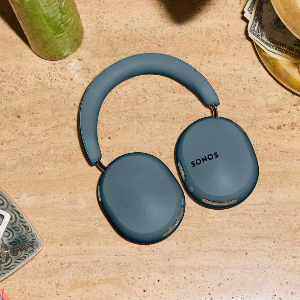 Casque audio Sonos bleu, vue de dessus sur table en bois