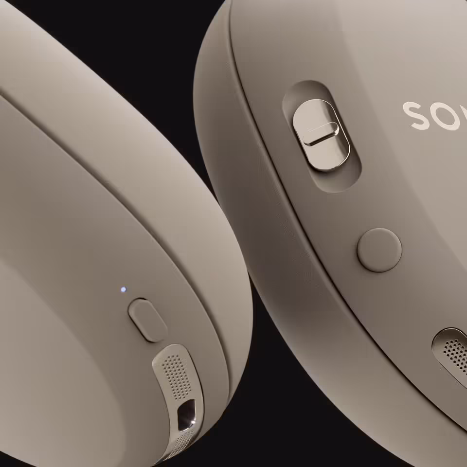 Gros plan sur les commandes et ports d’un casque Sonos beige, avec logo visible