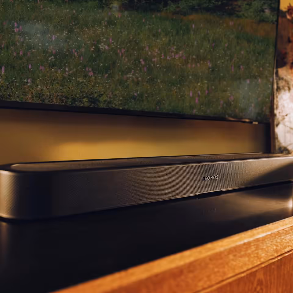 Barre de son Sonos noire en gros plan, installée sous un téléviseur