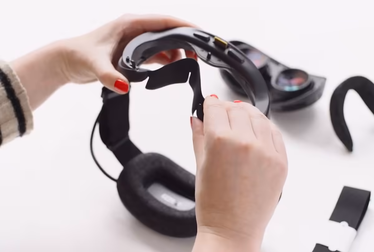 Steam Frame : Valve met à jour 7 références en boutique avant un lancement pressenti 4 Gros plan des mains ajustant la sangle et l’interface du casque VR Steam Frame