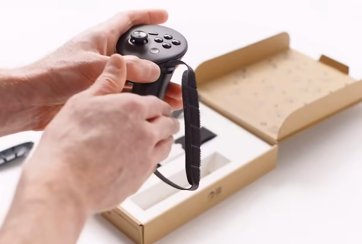 Steam Frame : Valve met à jour 7 références en boutique avant un lancement pressenti 5 Contrôleur Steam avec dragonne, manipulé au-dessus de sa boîte de rangement ouverte