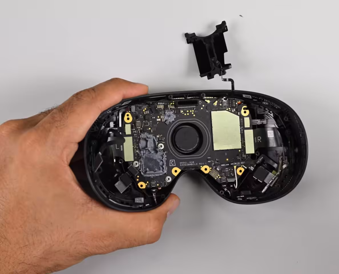 Steam Frame : iFixit confirme les pièces détachées après un démontage complet 2 Contrôleur Steam Frame ouvert montrant la carte électronique interne et ses composants