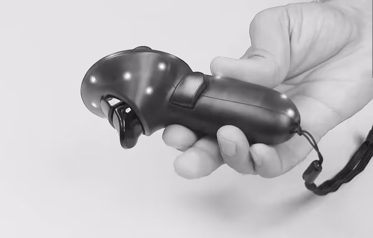 Steam Frame : iFixit confirme les pièces détachées après un démontage complet 3 Contrôleur Steam Frame noir tenu en main, avec dragonne visible