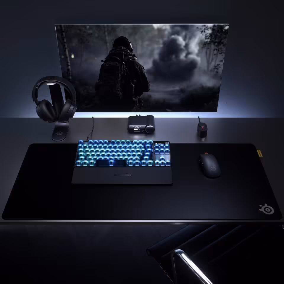 SteelSeries Apex Pro Gen 3 : deux éditions limitées Cyber et Steel à 249,99 € 2 Setup gaming SteelSeries avec clavier Apex Pro Gen 3 rétroéclairé, casque, souris et tapis de souris