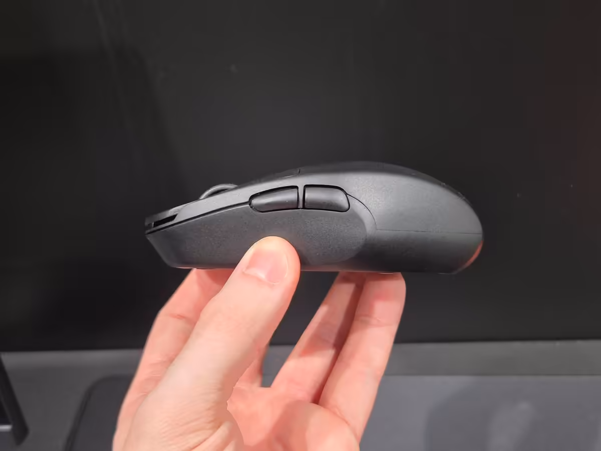 Teevolution Kira : une souris sans fil qui ressuscite clairement l’esprit de la Logitech G303 2 Souris sans fil noire vue de profil, montrant la courbure ergonomique et les boutons latéraux