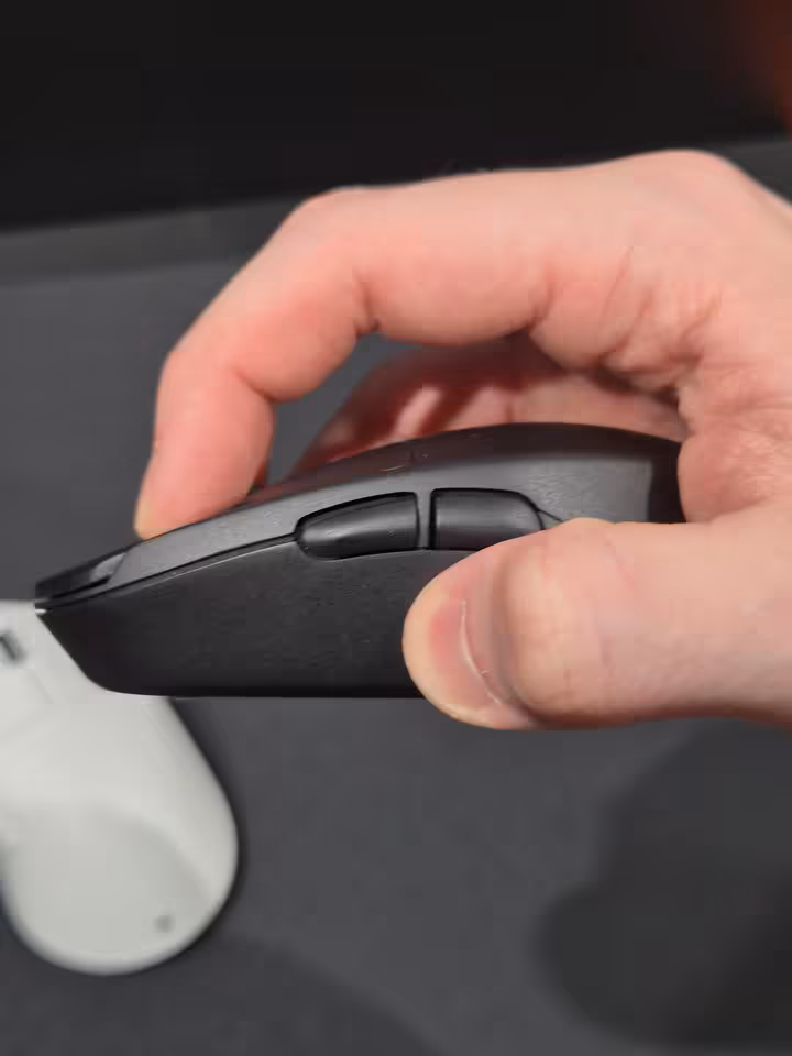 Teevolution Kira : une souris sans fil qui ressuscite clairement l’esprit de la Logitech G303 4 Souris sans fil noire vue de profil en main, avec boutons latéraux et forme compacte