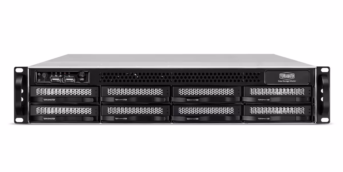 TerraMaster U-725 : quatre NAS rack Xeon D pour le stockage professionnel 3 NAS rack TerraMaster U4-725 vu de face, avec huit baies de disques et panneau de contrôle