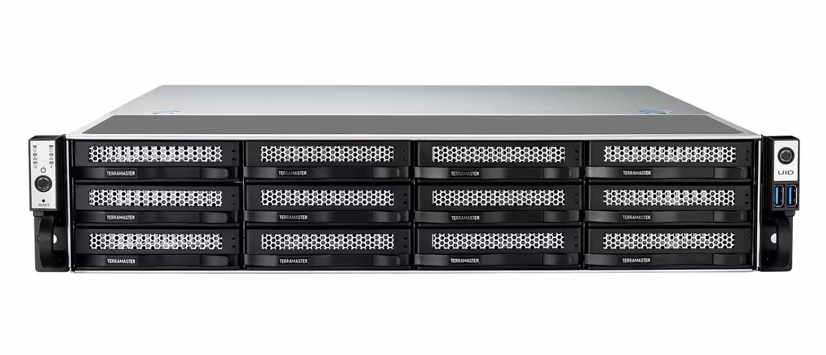 TerraMaster U-725 : quatre NAS rack Xeon D pour le stockage professionnel 4 NAS rack TerraMaster U8-725 vu de face, avec douze baies de disques hot-swap