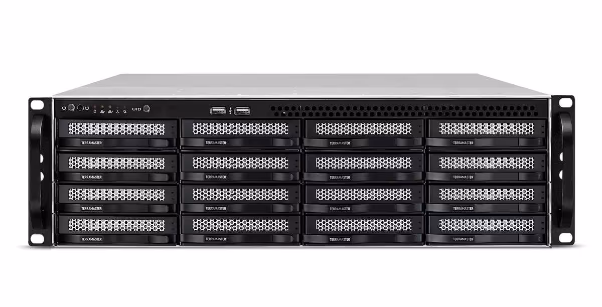TerraMaster U-725 : quatre NAS rack Xeon D pour le stockage professionnel 5 NAS rack TerraMaster U12-725 vu de face, avec seize baies de disques hot-swap