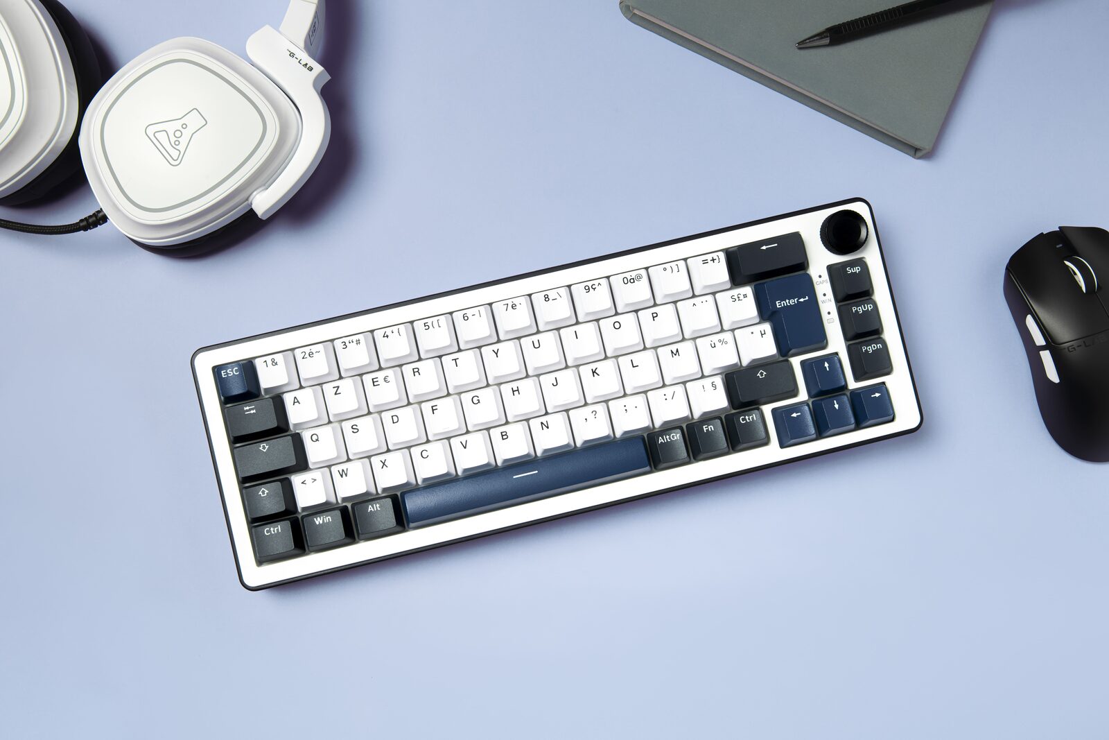The G-Lab Keyz Elite 200 posé sur un bureau avec un casque et une souris