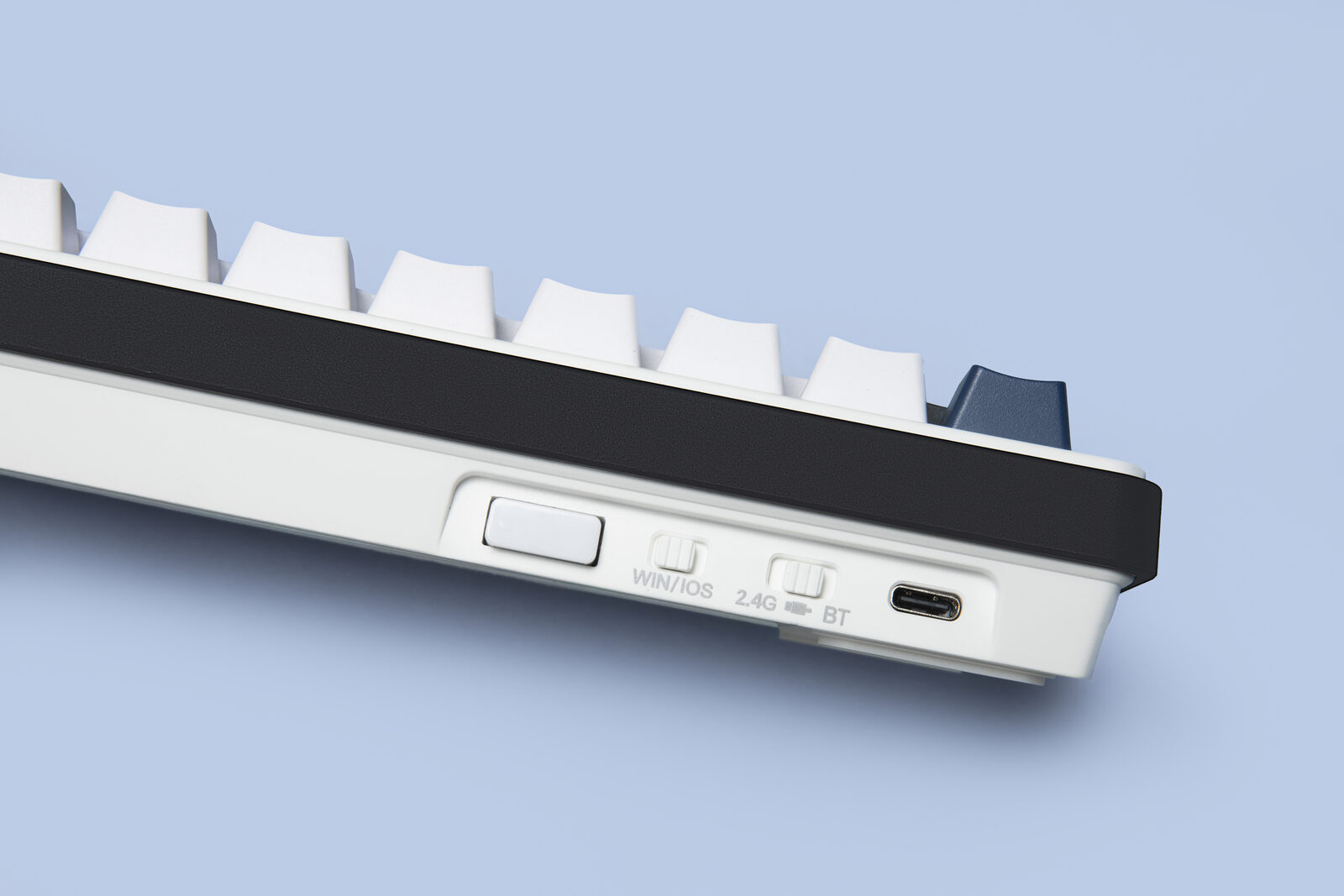 Sélecteur de connectivité et port USB-C du The G-Lab Keyz Elite 200