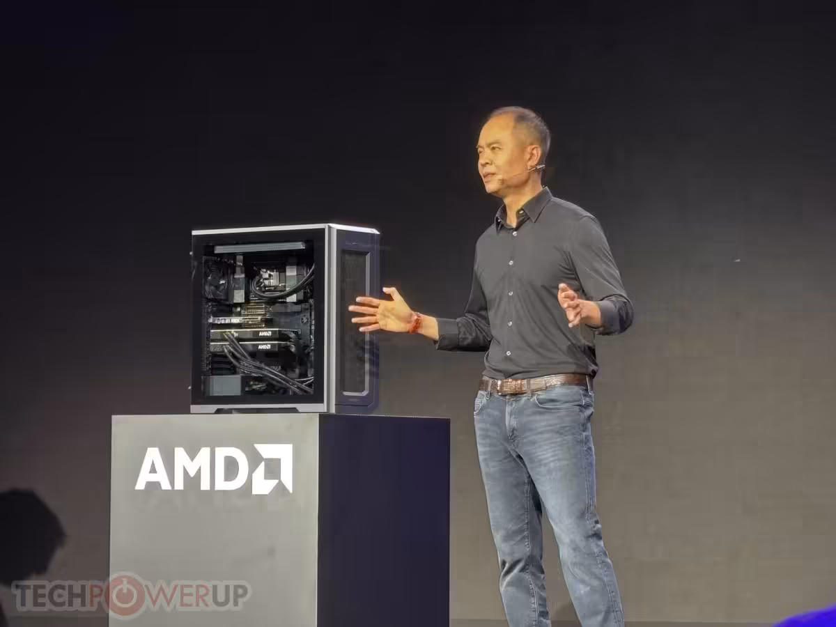 Lisa Su présente un mini PC AMD ouvert sur un podium, composants internes visibles
