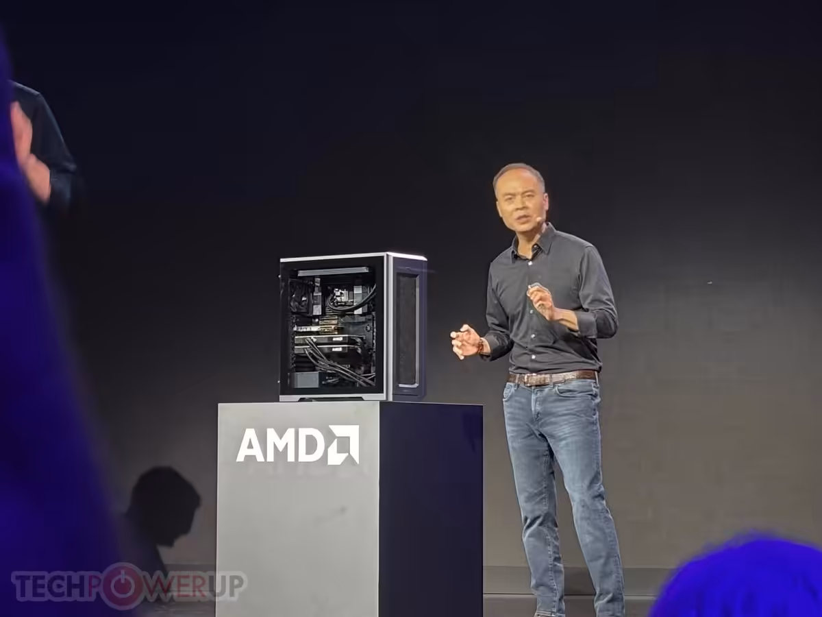 Lisa Su à côté d’un mini PC AMD ouvert sur podium, en conférence sur scène