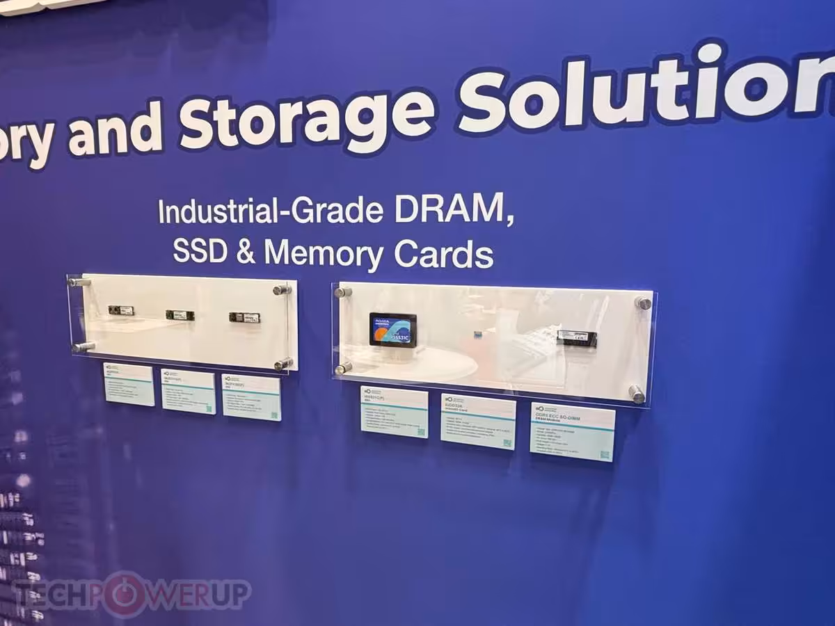 TRUSTA : ADATA accélère dans le SSD entreprise et l'industriel à l'IFA 2026 3 Vitrine ADATA sur DRAM industrielle, SSD et cartes mémoire, avec modules de démonstration