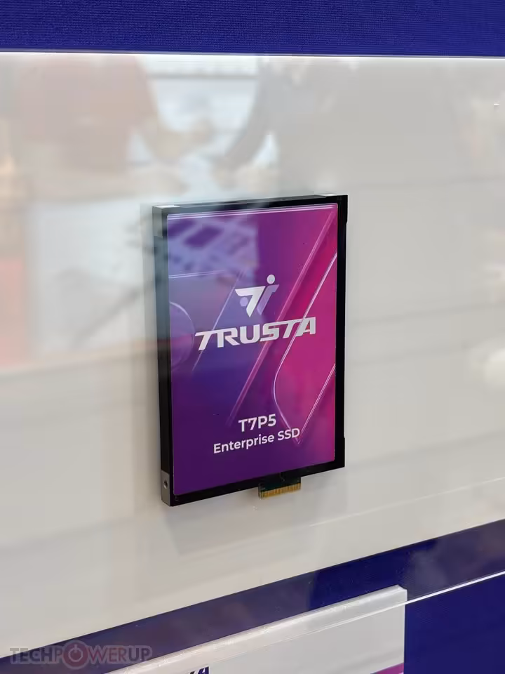 TRUSTA : ADATA accélère dans le SSD entreprise et l'industriel à l'IFA 2026 4 Module SSD entreprise TRUSTA T7P5 d’ADATA, design violet, exposé en vitrine