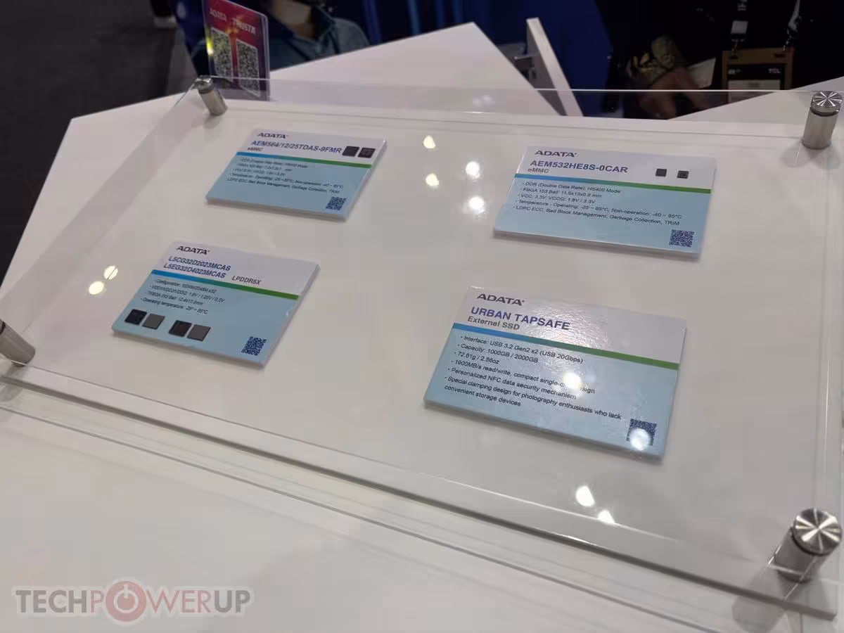 TRUSTA : ADATA accélère dans le SSD entreprise et l'industriel à l'IFA 2026 6 Vitrine de démonstration ADATA avec plusieurs modules mémoire et SSD de stockage