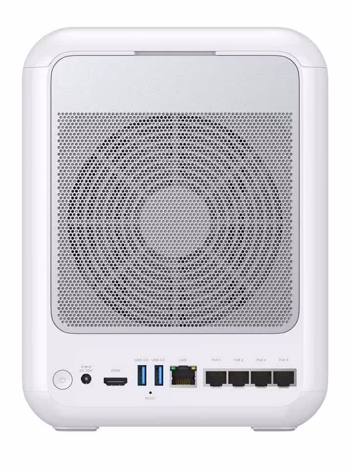 Ugreen HomeAgent et MagFlow : l’IA locale s’invite dans la maison connectée 6 Ugreen HomeAgent, vue arrière avec ventilateur, ports USB, Ethernet, HDMI et connectique réseau.