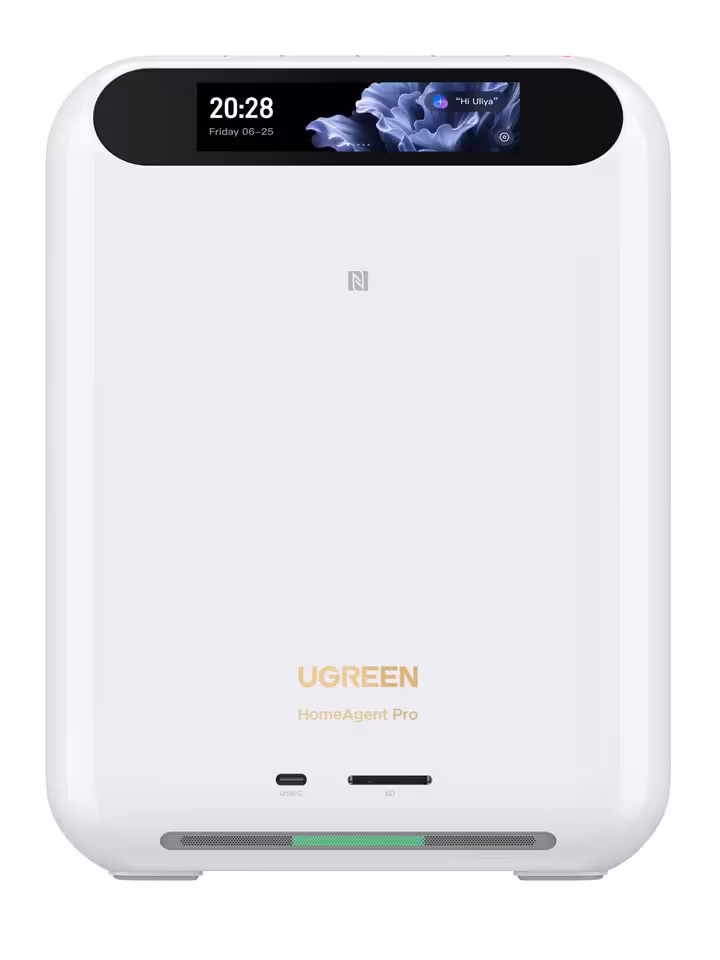 Ugreen HomeAgent et MagFlow : l’IA locale s’invite dans la maison connectée 7 Ugreen HomeAgent Pro, vue de face du boîtier blanc avec écran frontal et logo UGREEN.