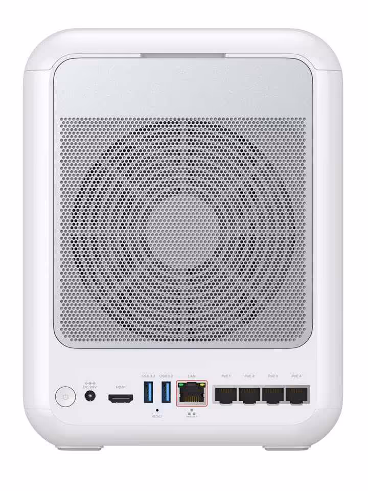 Ugreen HomeAgent et MagFlow : l’IA locale s’invite dans la maison connectée 8 Ugreen HomeAgent Pro, vue arrière avec ventilateur et ports USB, Ethernet, HDMI et baies de stockage.