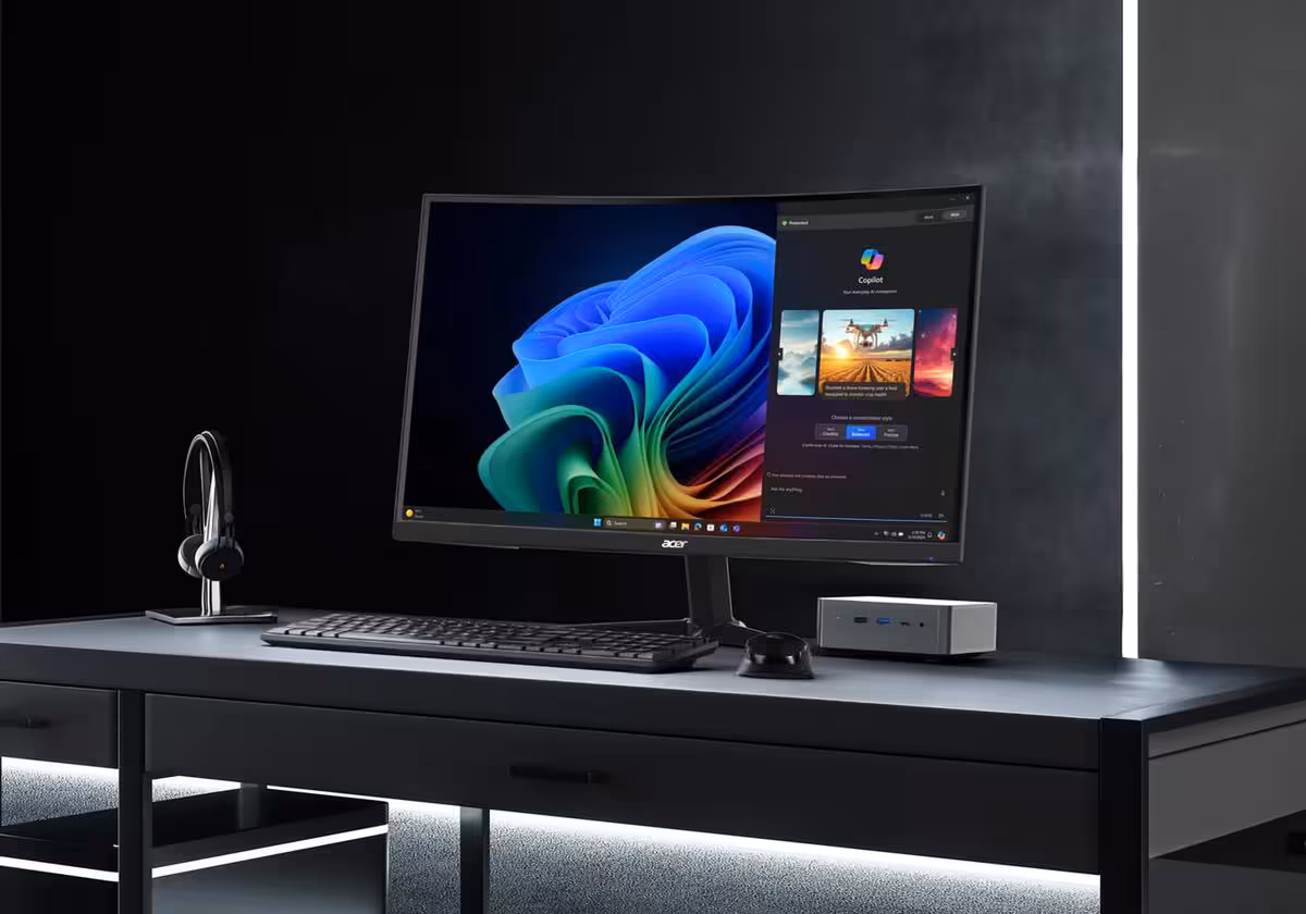 Bureau avec moniteur Acer affichant Windows, clavier et mini-PC gris compact sur le côté
