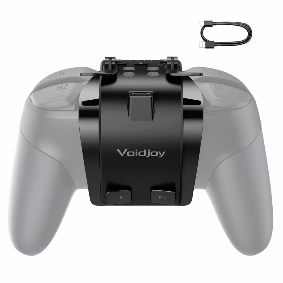 Adaptateur Voidjoy Elite Extender fixé à une manette, avec câble USB-C affiché en haut à droite