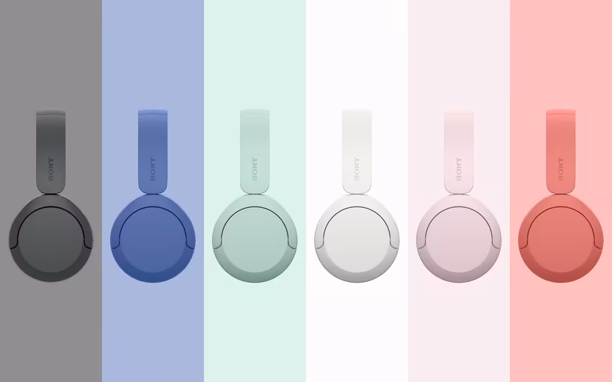 Six variantes colorées du Sony WH-1000XM4, alignées en vue arrière sur fond pastel
