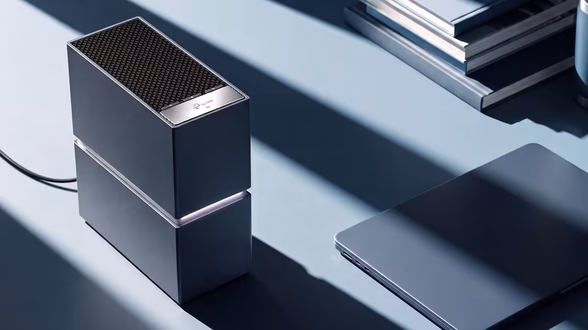 Wi‑Fi 8 : TP-Link dégaine déjà une gamme complète avec routeur Archer et mesh Deco 3 Routeur Wi‑Fi TP-Link noir cubique posé sur bureau, avec grille supérieure et câble visible