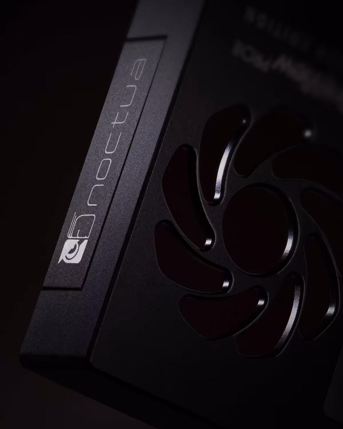 Gros plan du ventilateur 40 mm intégré au Noctua WireView Pro II Noctua Edition