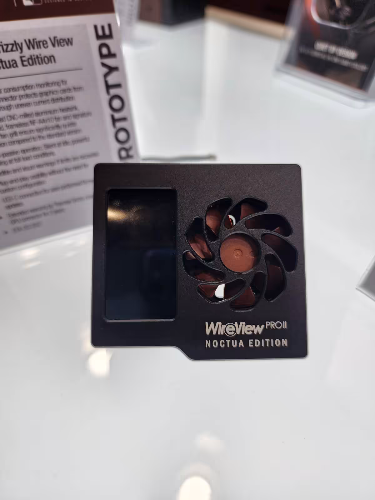 Noctua WireView Pro II Noctua Edition exposé debout avec ventilateur 40 mm et écran