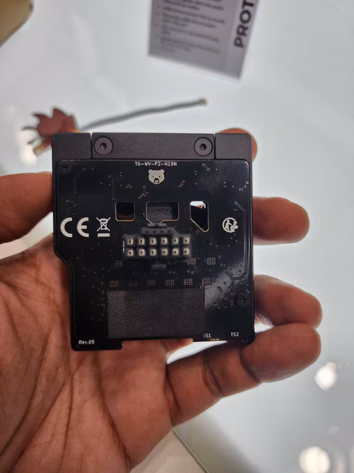 Face arrière du Noctua WireView Pro II montrant circuit imprimé, connecteurs et marquages réglementaires