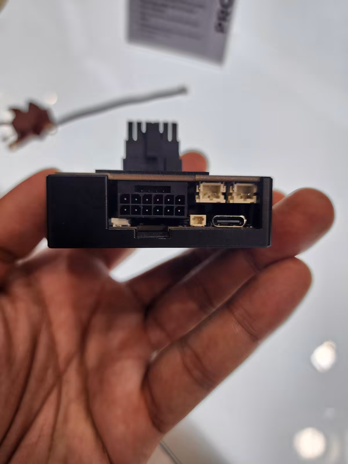 Connecteurs d’alimentation et port USB-C du Noctua WireView Pro II Noctua Edition