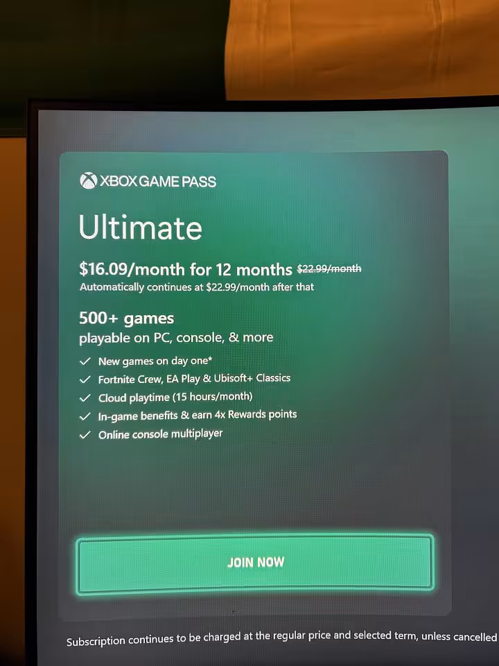 Écran Xbox Game Pass Ultimate affichant un tarif de 16,09 $/mois pour 12 mois sur fond vert.