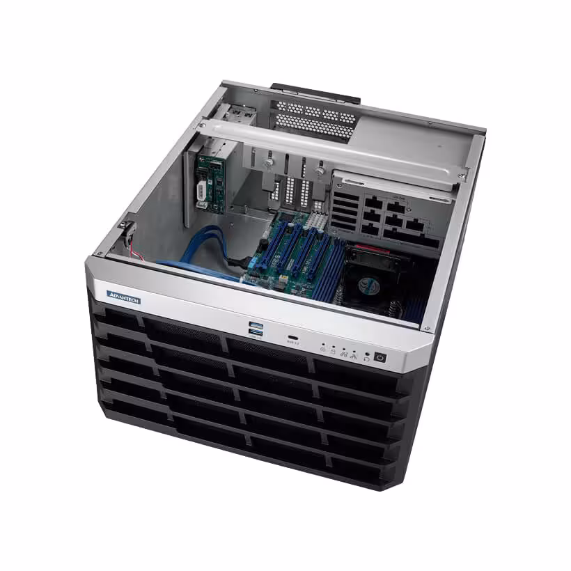 Advantech HPC-7046 : refroidissement liquide et neuf slots pour les GPU IA 8 Station Advantech HPC-5422 ouverte montrant modules mémoire, carte mère et ventilateur interne