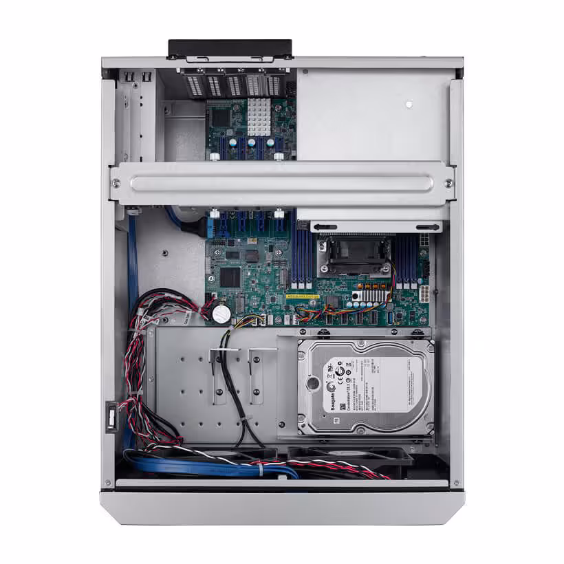 Advantech HPC-7046 : refroidissement liquide et neuf slots pour les GPU IA 9 Vue intérieure de la station Advantech HPC-5422 avec carte mère, processeur et disque dur