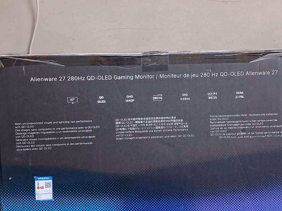 Alienware OLED : Dell remplace par erreur un écran 240 Hz par un modèle 280 Hz 3 Carton du moniteur Alienware 27 pouces 280 Hz QD-OLED avec caractéristiques techniques imprimées