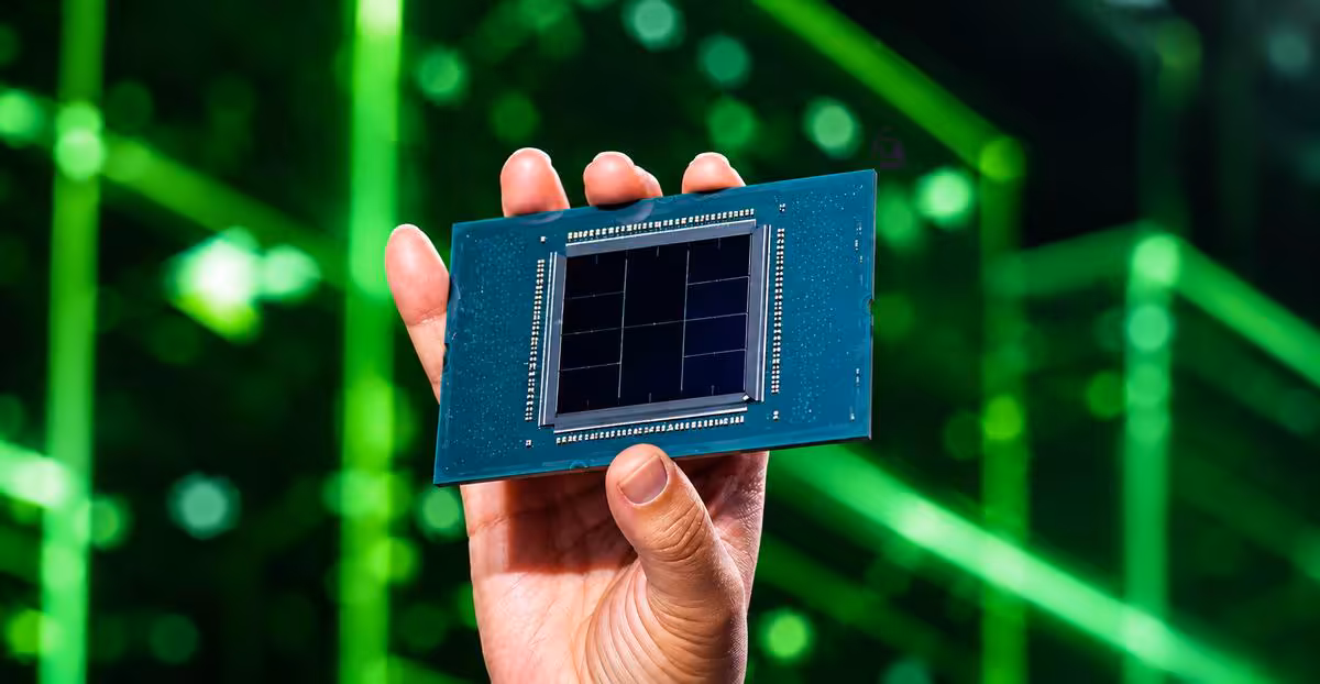 Processeur serveur AMD EPYC tenu à la main devant un fond de serveurs verts