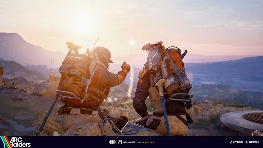 Arc Raiders retrouve un pic d’audience inédit depuis six mois grâce au mode PvE 2 Deux raiders d’Arc Raiders équipés de combinaisons et sacs à dos face à un paysage au coucher du soleil