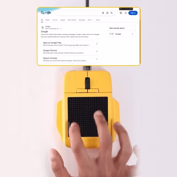 Arctic Fox Super Mouse : un écran tactile 720p de 3,1 pouces sous les doigts 11 Souris tactile jaune Arctic Fox Super Mouse utilisée comme pavé tactile sous une recherche Google