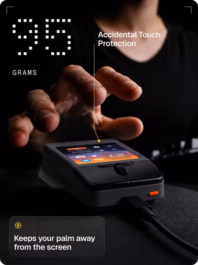 Arctic Fox Super Mouse : un écran tactile 720p de 3,1 pouces sous les doigts 7 Souris Arctic Fox Super Mouse noire sur bureau, avec protection contre les contacts accidentels