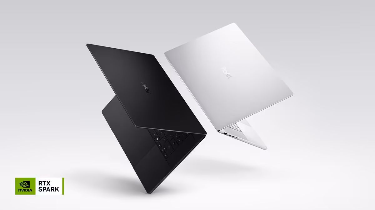 Deux ordinateurs portables ASUS ProArt P16 noir et blanc flottant sur fond gris, logo NVIDIA RTX Spark
