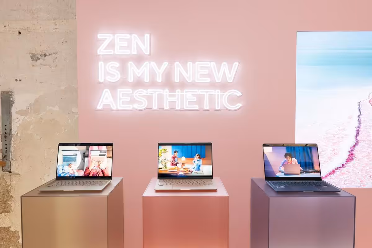 ASUS Zenbook 14 UX3480 : le nouveau portable premium fait ses débuts en Europe 2 Trois ordinateurs portables ASUS Zenbook exposés sur socles dans un décor rose, sous le slogan Zen Is My New Aesthetic