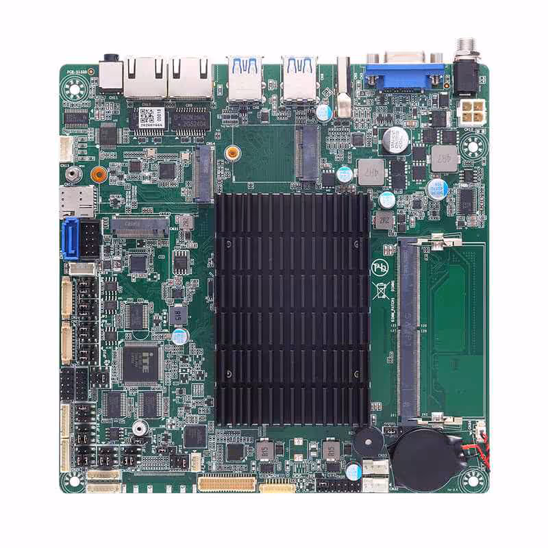 Vue de dessus de la carte mère industrielle Axiomtek MANO330 Thin Mini-ITX avec dissipateur noir