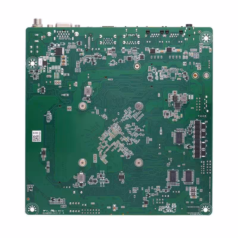 Vue arrière du circuit imprimé de la carte mère industrielle Axiomtek MANO330 Thin Mini-ITX